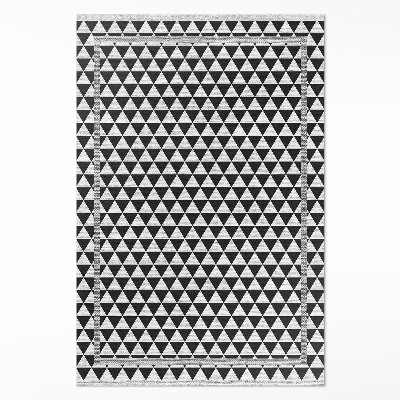 Műanyag szőnyeg fekete-fehér háromszögek utánzat textil