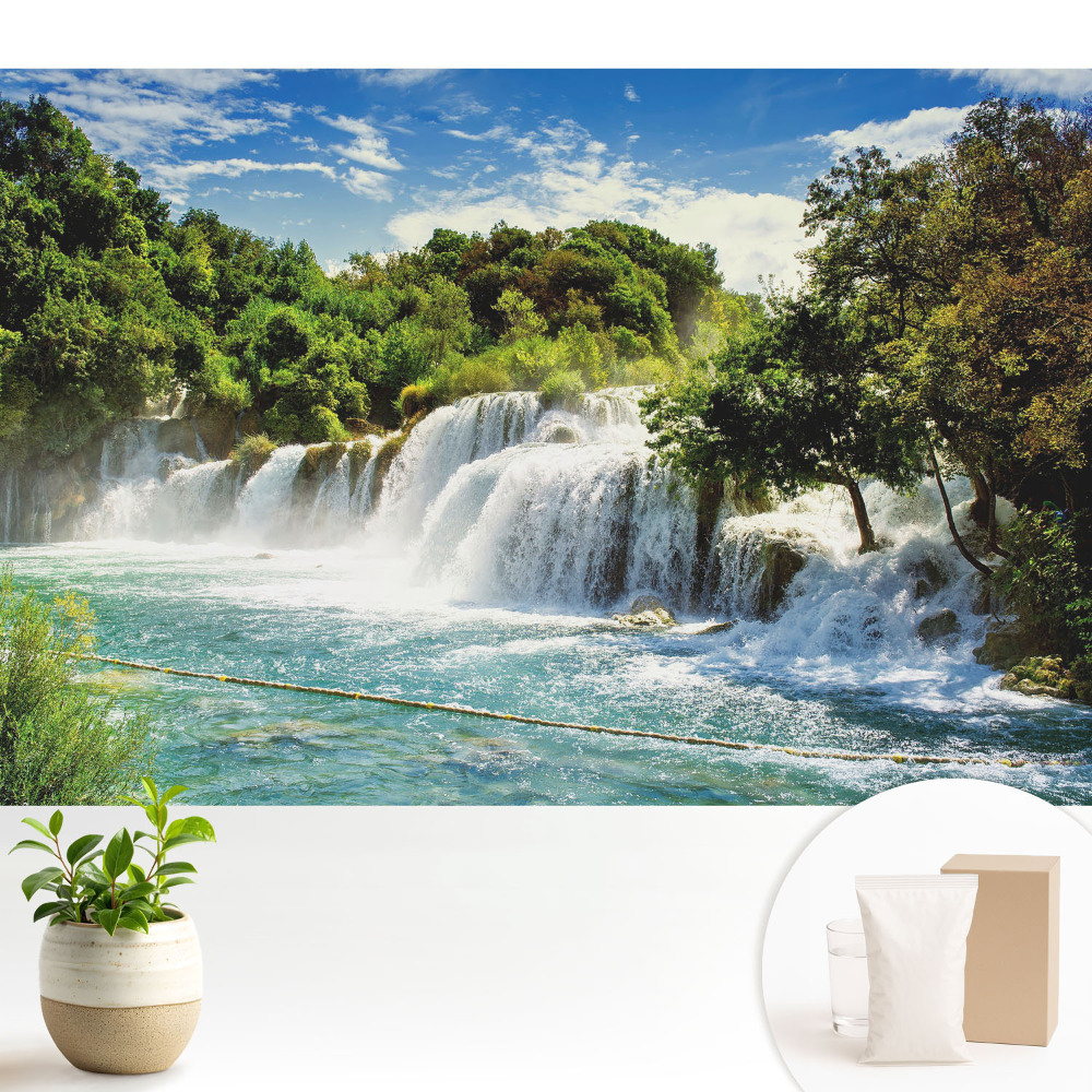 Tapéta Vízesés a napsütéses zöld tájban