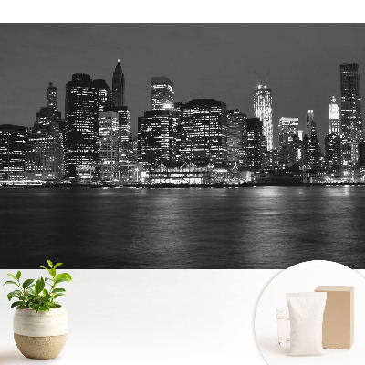 Panoráma a városra éjszaka, tükörképével a vízben