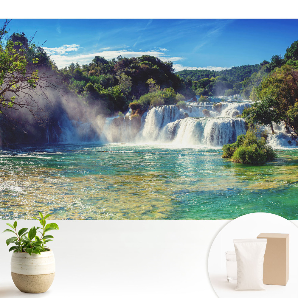 Tapéta Lenyűgöző vízesés, zöld növényzettel körülvéve