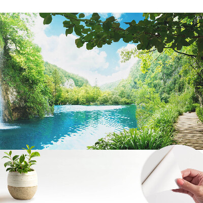 Öntapadó tapéta erdőkkel, vízesésekkel és tóval díszített mintával