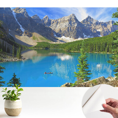 Dekor tapéta hegysziluettel, tóval és zöld növényzettel a harmónia jegyében