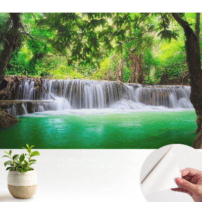 Öntapadós tapéta falra Zöld növényzettel körülvett vízesés