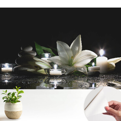 Öntapadós tapéta liliomokkal, kövekkel és gyertyákkal