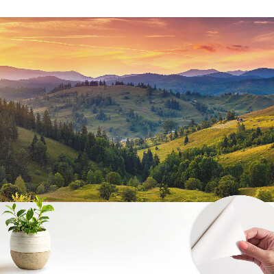 Öntapadós tapéta a hegyi táj festői dombjaival