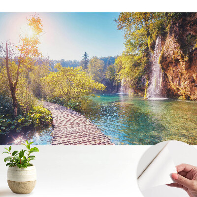 Dekortapéta nyugodt tó- és vízesés-tájjal