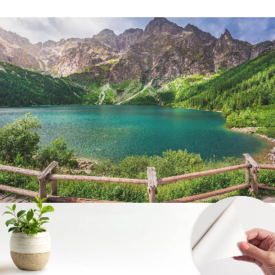 Öntapadós tapéta, amelyen egy hegyi tó látható zöld növényzettel körülvéve