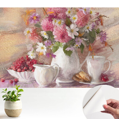 Modern tapéta virágcsokorral és gondosan elrendezett kiegészítőkkel