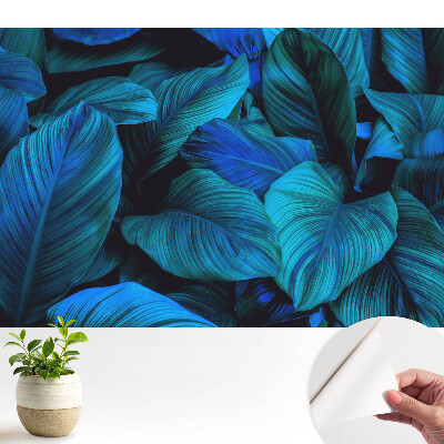 Öntapadós tapéta kék levélmintával a természet mélységét idéző dizájnnal