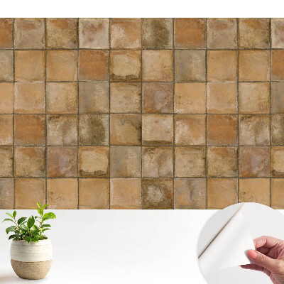 Meleg színű, négyzet alakú csempéket ábrázoló tapéta