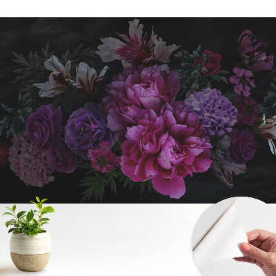 Öntapadó tapéta romantikus virágmotívummal sötét háttér előtt