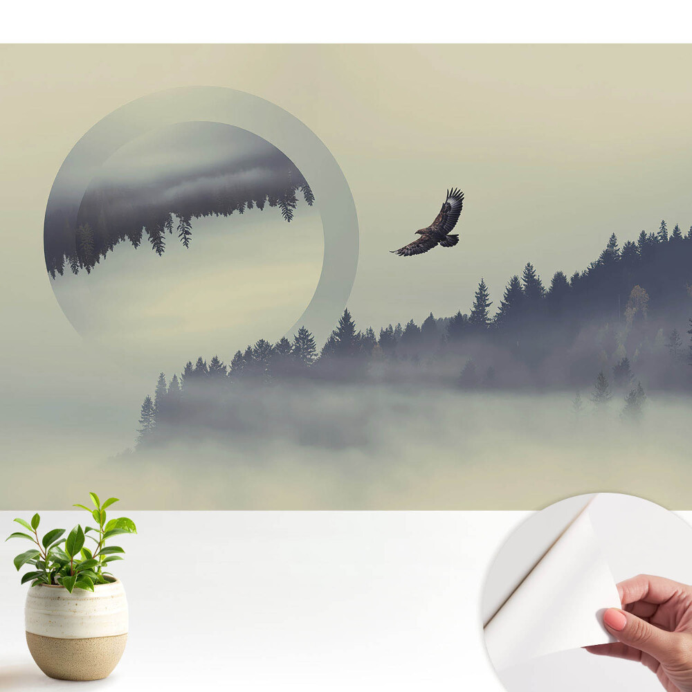 Öntapadó tapéta Egy fenséges madár a ködös fák között