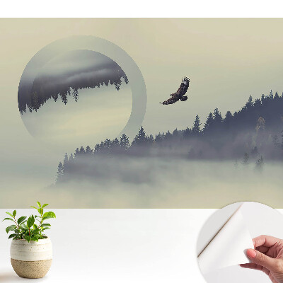 Öntapadó tapéta ábrázolásában egy fenséges madár a ködös fák között