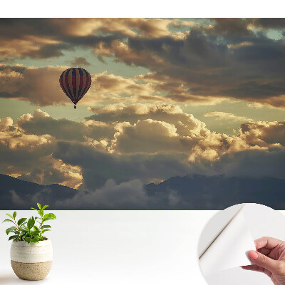 Öntapadós tapéta léggömbökkel, amely a falra ragasztva azt a hatást kelti, mintha a léggömbök felszállnának