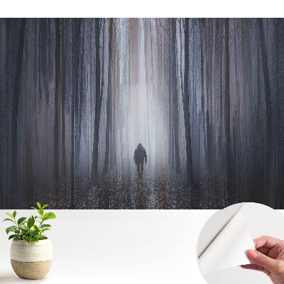 Öntapadós tapéta magányos alak motívummal egy titokzatos erdőben