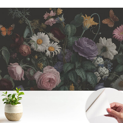 Modern tapéta virágcsokorral és pillangókkal sötét háttér előtt