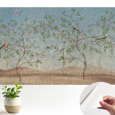 Tapéta színes madarakkal egy fán, visszafogott hangulatban