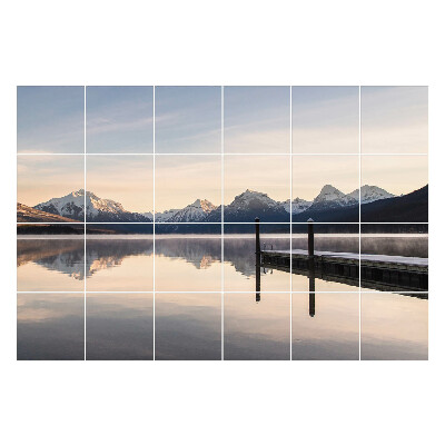 Öntapadós csempe matrica Hegyi táj a tó mellett