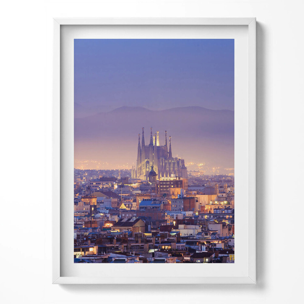 Kép keretben Barcelona és a Sagrada éjszakai nézete