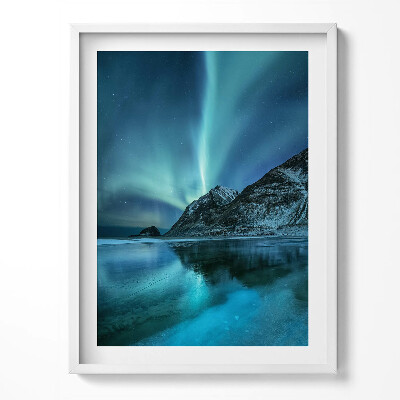 Kép keretben Aurora borealis hegyek és víz felett