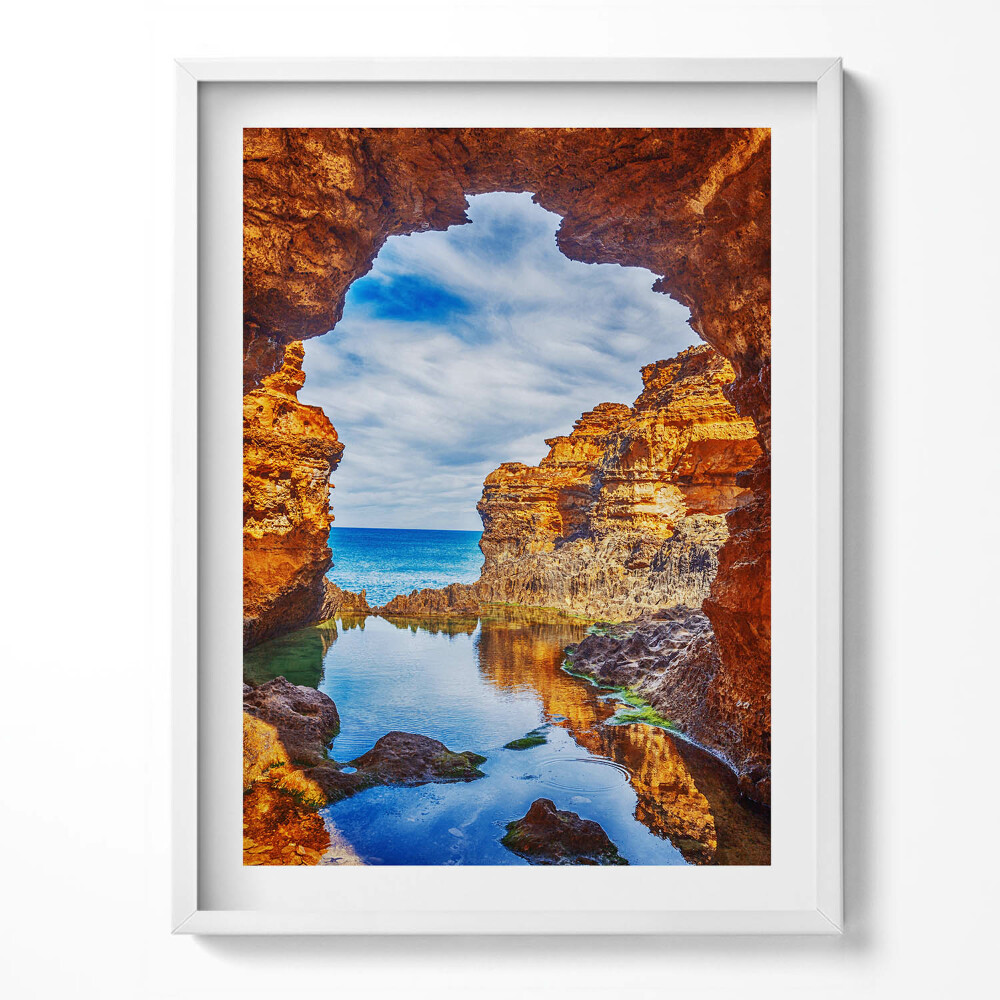 Keretezett kép Kilátás a sziklák alól a tengerre