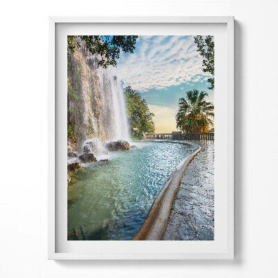 Keretezett kép Vízesés a Parc de la Colline du Chateau-ban