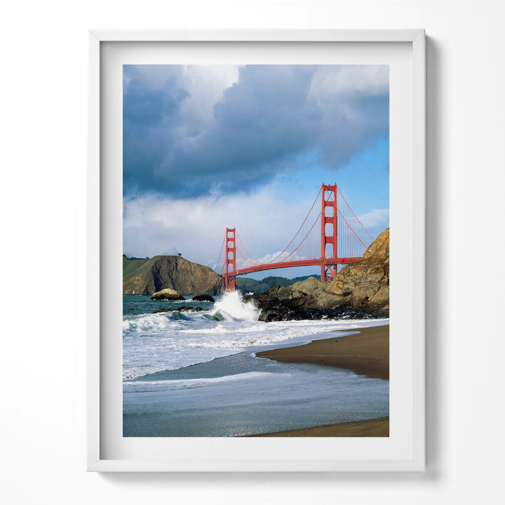 Kép keretben Tengeri hullámok, part és vörös híd