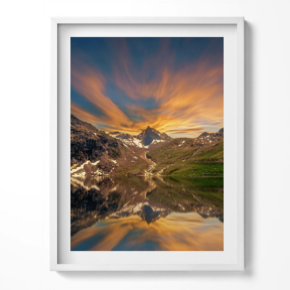 Kép keretben Sárga neonfények egy épületen