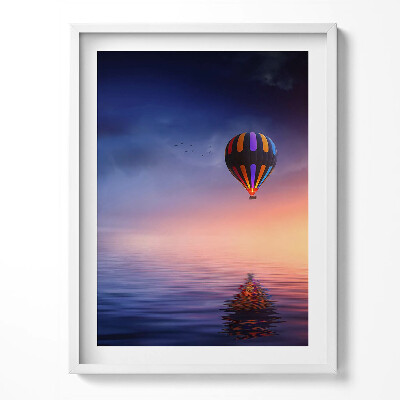 Keretezett kép Sarki fény és egy házikó az erdőben