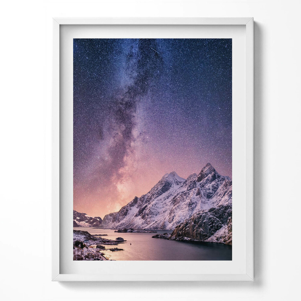 Kép keretben Auróra és csillagos ég a hegyek felett