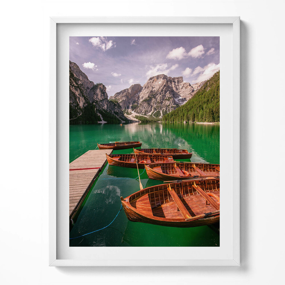 Kép keretben Fa csónakok egy tavon a hegyekben