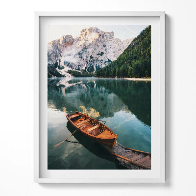 Keretezett kép Tájkép egy csónakkal egy tavon a hegyekben