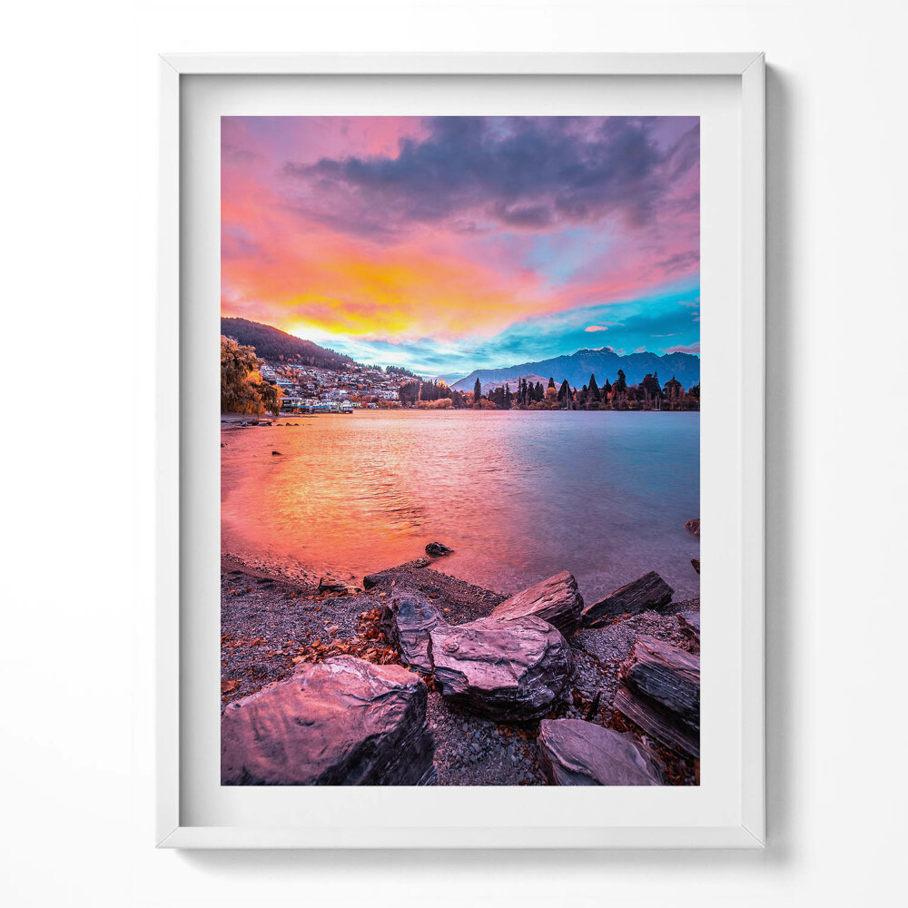 Kép keretben Városi táj a hegyekben naplementében