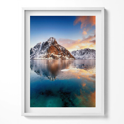 Keretezett kép Gyönyörű táj víz és hegyek este