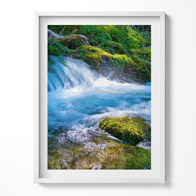 Kép keretben rohanó patak az erdőben