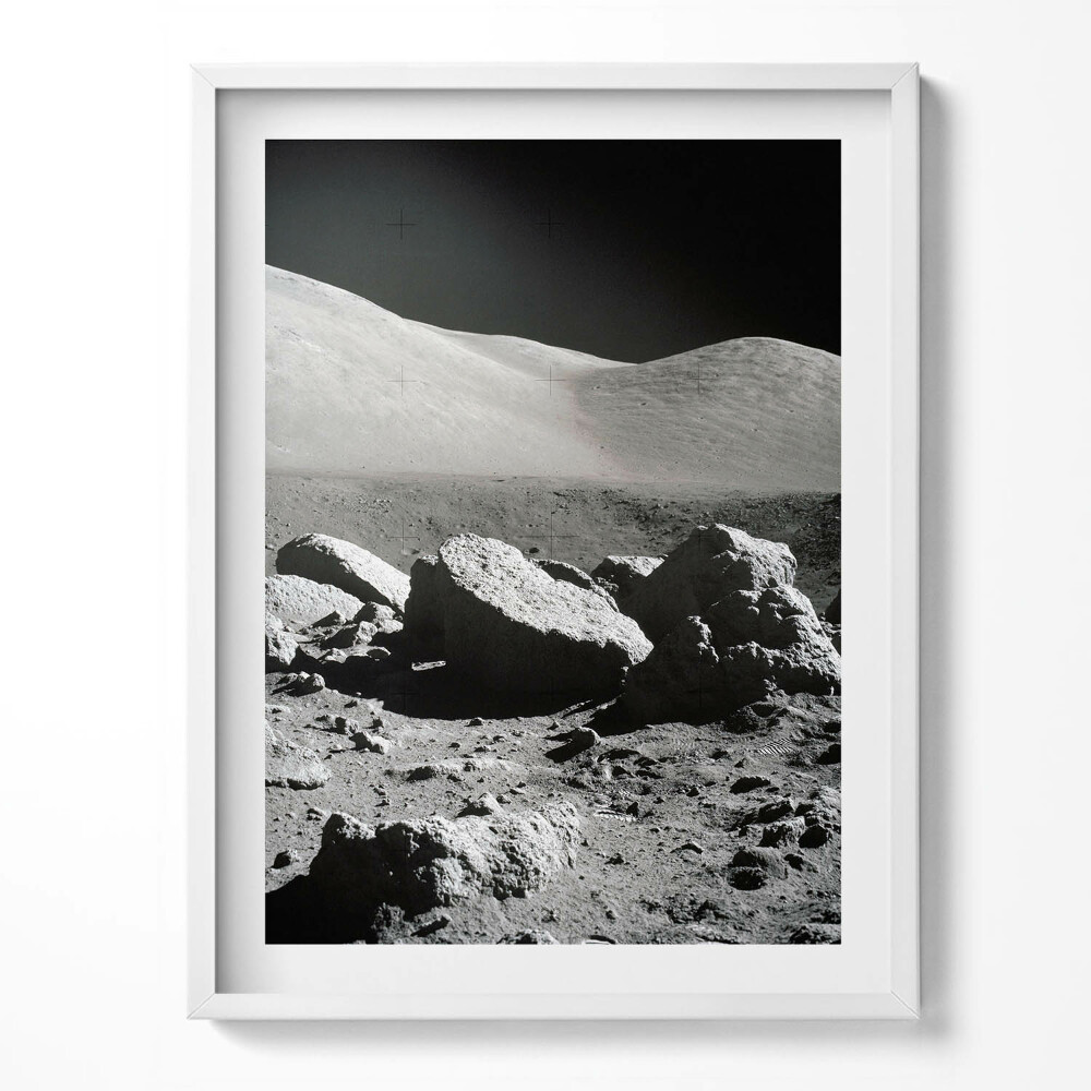 Keretezett kép NASA fotó sziklákról a Holdon