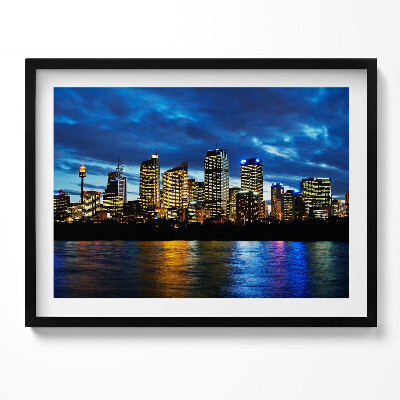 Kép keretben Modern város látképe éjszaka