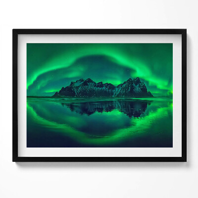 Kép keretben Északi fény hegyek felett
