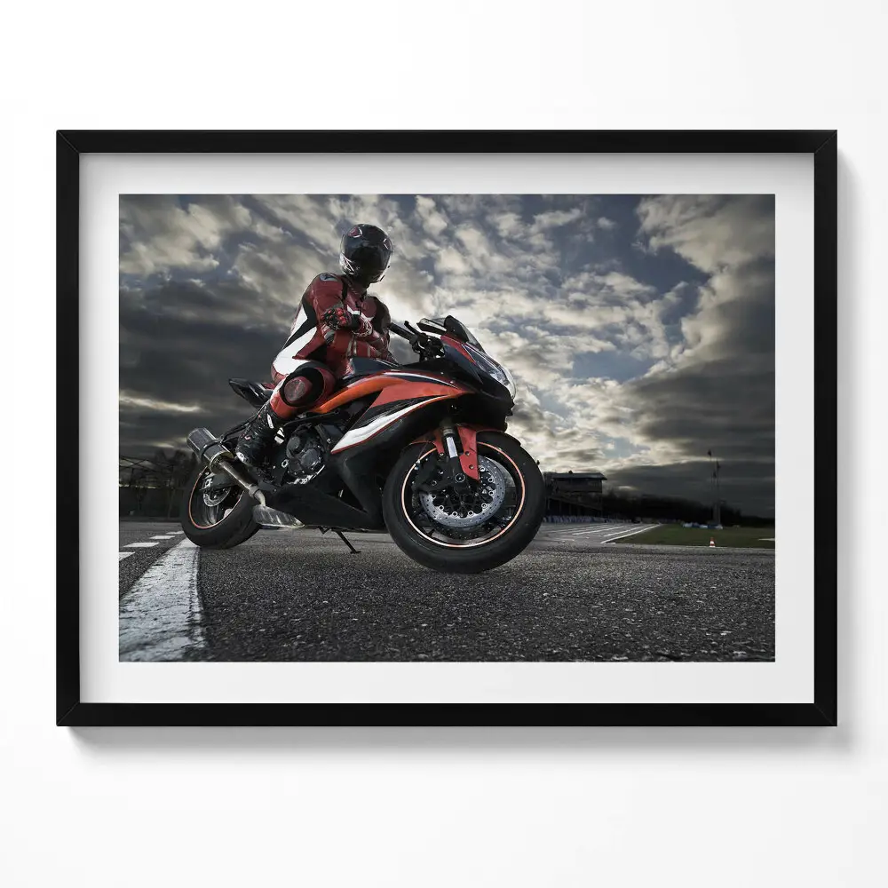Kép keretben Motoros a motorján