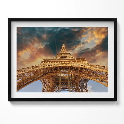 Kép keretben Eiffel-torony alulnézetből