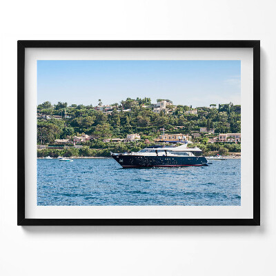 Kép keretben Jacht a tengerparti táj előtt