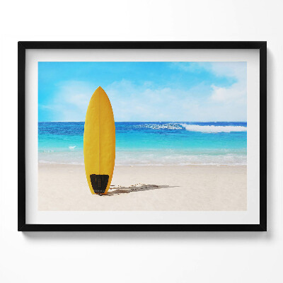 Kép keretben Sárga szörfdeszka a tengerparton