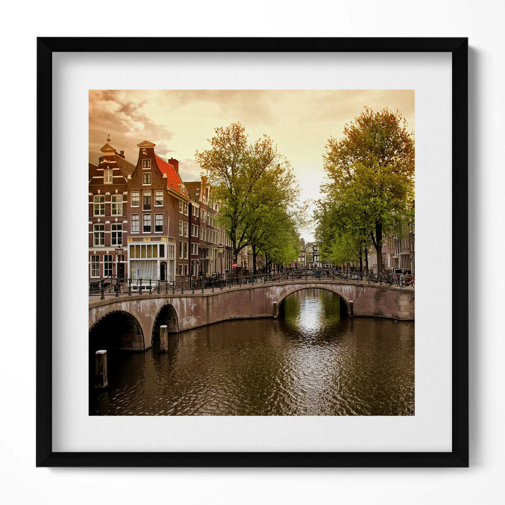 Keretezett falikép Híd és csatorna városi tájjal