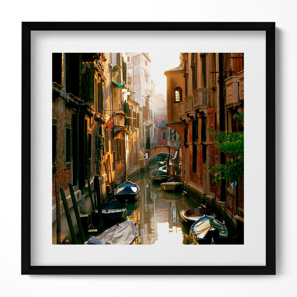 Keretezett falikép Velencei csatorna napfényben