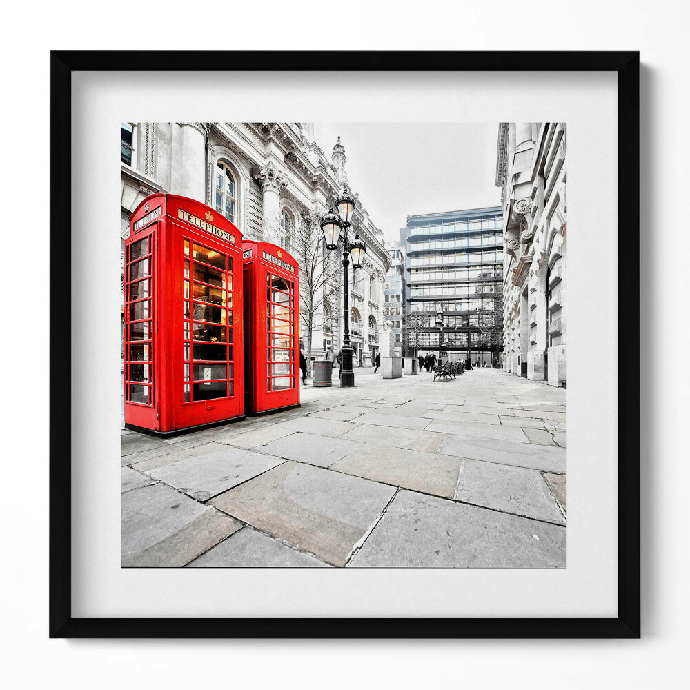 Keretezett falikép Piros telefonfülkék városi környezetben