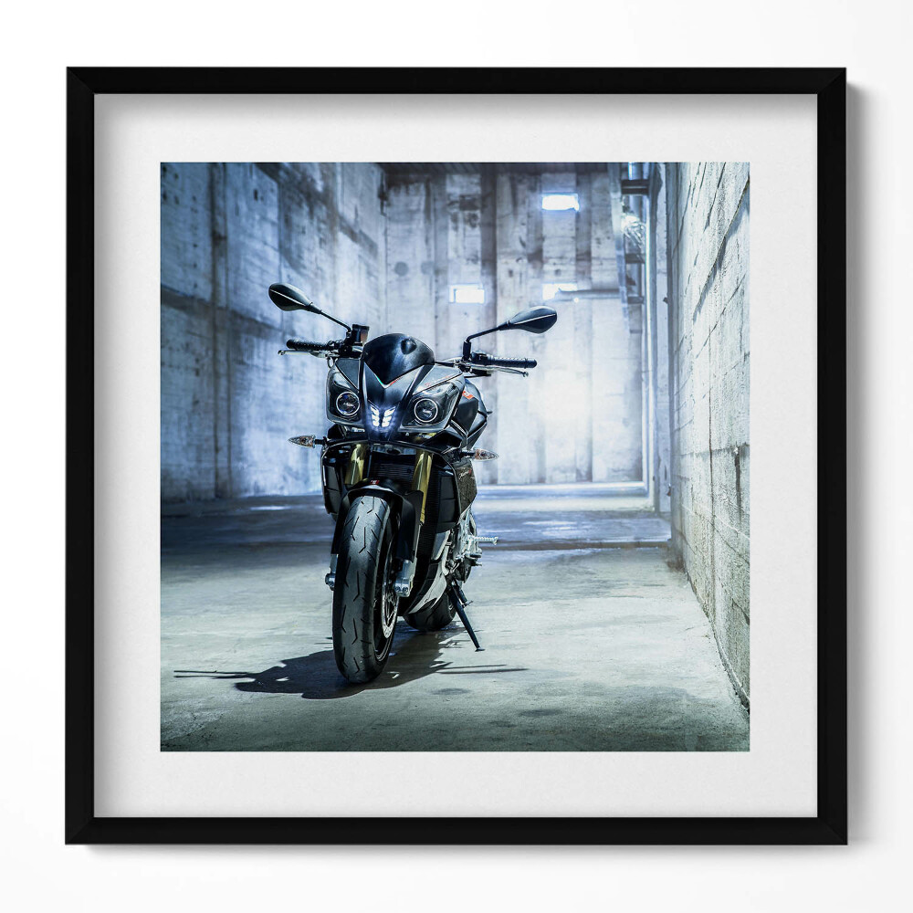 Keretezett falikép Fekete motor a garázsban