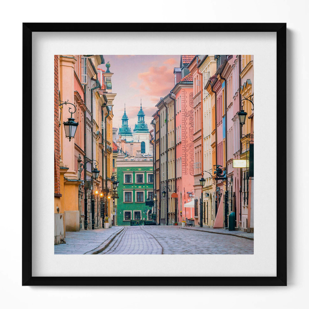 Keretezett falikép Színes városi utca templomtorony