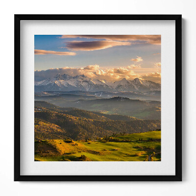 Keretezett falikép Hegyek és zöld dombok tája