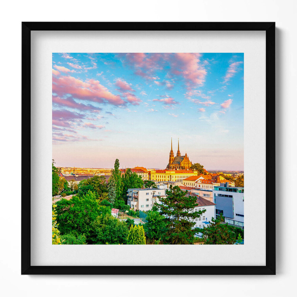 Keretezett falikép Városkép templommal és felhőkkel