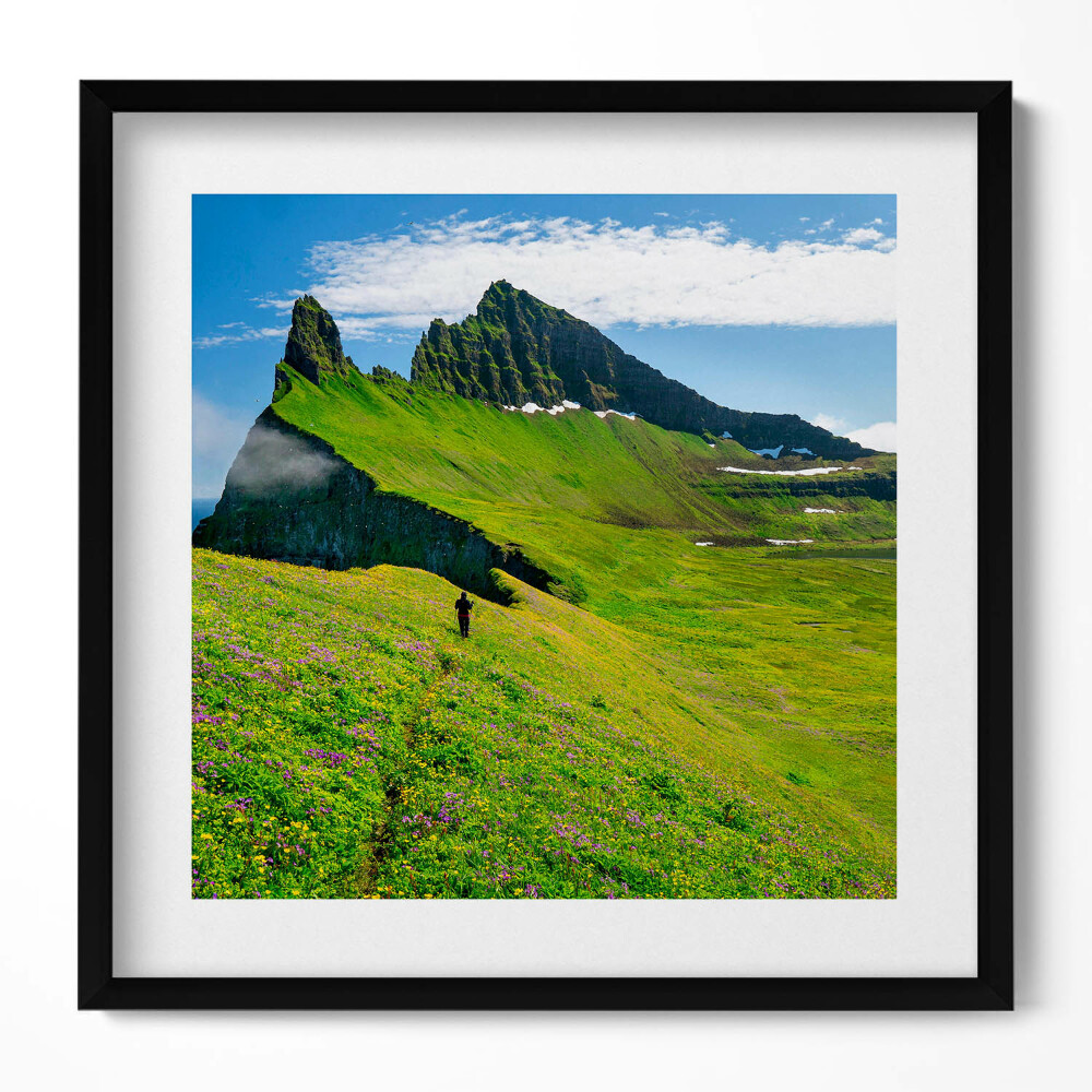 Keretezett falikép Zöld dombok hegyek felhők